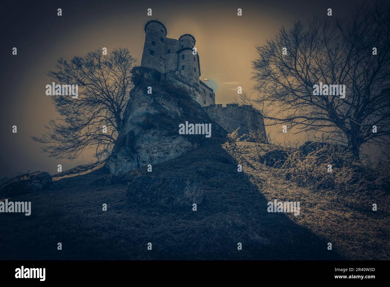 Schloss im Dorf Bobolice, Polen. Stockfoto