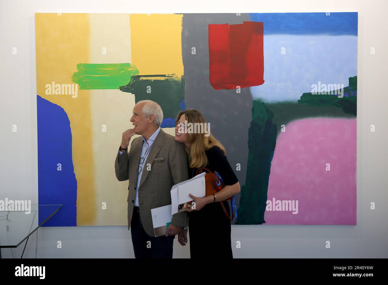 Lissabon, Portugal. 21. Mai 2023. Gäste besuchen am 25. Mai 2023 die internationale Ausstellung für zeitgenössische Kunst ARCOlisboa 2023 im Cordoaria Nacional in Lissabon, Portugal. ARCOlisboa ist vom 26. Bis 28. Mai 2023 für die breite Öffentlichkeit zugänglich. (Kreditbild: © Pedro Fiuza/ZUMA Press Wire) NUR REDAKTIONELLE VERWENDUNG! Nicht für den kommerziellen GEBRAUCH! Stockfoto