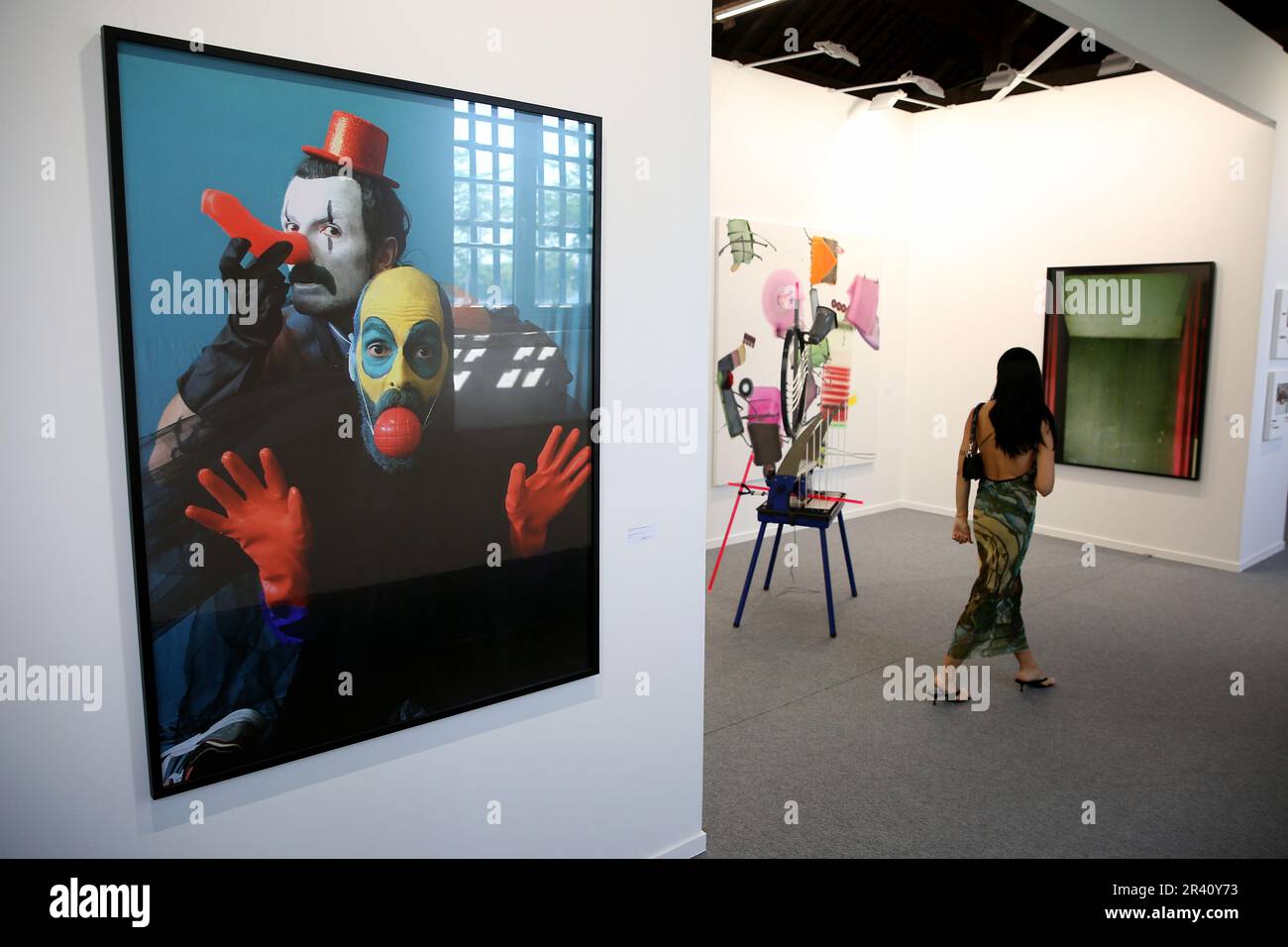 Lissabon, Portugal. 21. Mai 2023. Ein Gast besucht die internationale Ausstellung für zeitgenössische Kunst ARCOlisboa 2023 im Cordoaria Nacional in Lissabon, Portugal, am 25. Mai 2023. ARCOlisboa ist vom 26. Bis 28. Mai 2023 für die breite Öffentlichkeit zugänglich. (Kreditbild: © Pedro Fiuza/ZUMA Press Wire) NUR REDAKTIONELLE VERWENDUNG! Nicht für den kommerziellen GEBRAUCH! Stockfoto