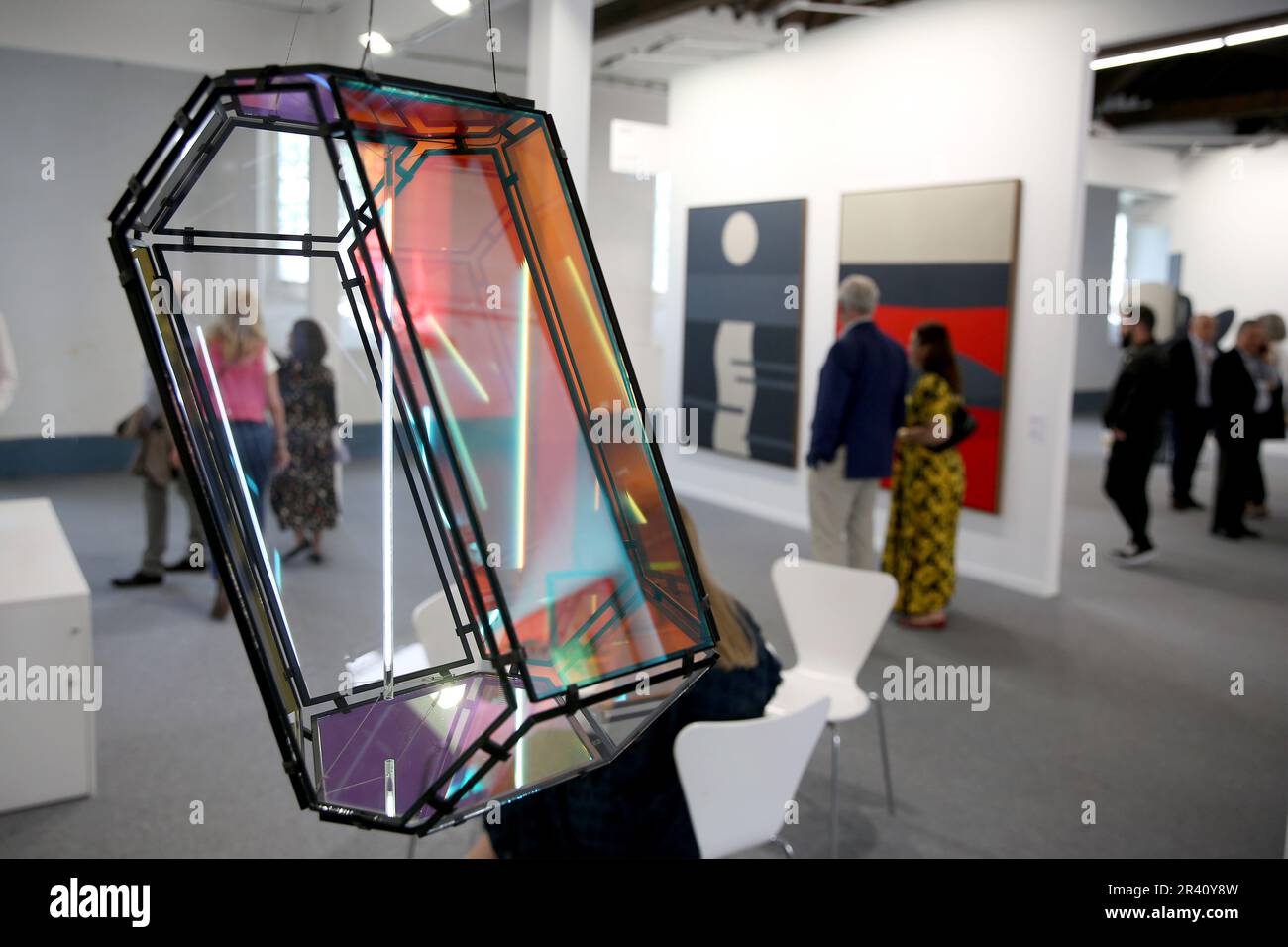 Lissabon, Portugal. 21. Mai 2023. Gäste besuchen am 25. Mai 2023 die internationale Ausstellung für zeitgenössische Kunst ARCOlisboa 2023 im Cordoaria Nacional in Lissabon, Portugal. ARCOlisboa ist vom 26. Bis 28. Mai 2023 für die breite Öffentlichkeit zugänglich. (Kreditbild: © Pedro Fiuza/ZUMA Press Wire) NUR REDAKTIONELLE VERWENDUNG! Nicht für den kommerziellen GEBRAUCH! Stockfoto