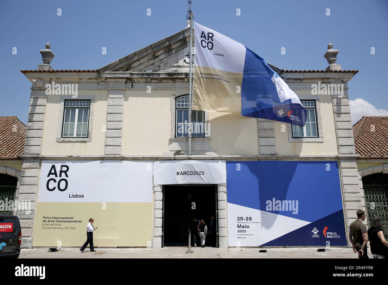 Lissabon, Portugal. 21. Mai 2023. Gäste besuchen am 25. Mai 2023 die internationale Ausstellung für zeitgenössische Kunst ARCOlisboa 2023 im Cordoaria Nacional in Lissabon, Portugal. ARCOlisboa ist vom 26. Bis 28. Mai 2023 für die breite Öffentlichkeit zugänglich. (Kreditbild: © Pedro Fiuza/ZUMA Press Wire) NUR REDAKTIONELLE VERWENDUNG! Nicht für den kommerziellen GEBRAUCH! Stockfoto