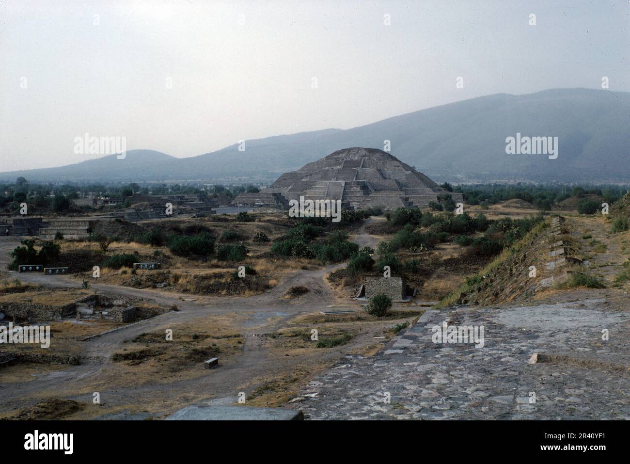 San Martín de las Pirámides, Mexiko - 1970. April, Blick auf die Mondpyramide, Oldtimer-Film Stockfoto San Martín de las Pirámides, Mexiko - 1970. April, Blick auf die Mondpyramide, Oldtimer-Film Stockfoto