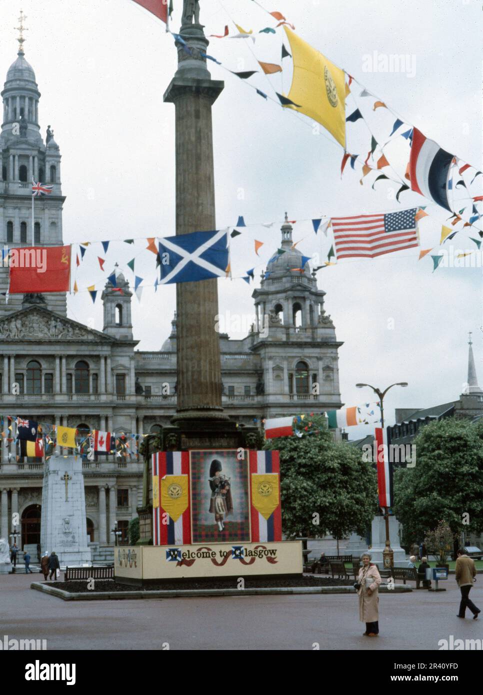 Glasgow, Schottland, Großbritannien - Juli 1983: Cenotaph und Sir Walter Scott Monument Säule am George Square, Oldtimer-Film. Stockfoto Glasgow, Schottland, Großbritannien - Juli 1983: Cenotaph und Sir Walter Scott Monument Säule am George Square, Oldtimer-Film. Stockfoto
