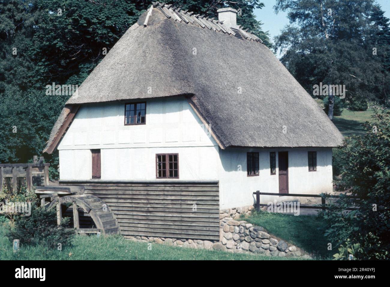 Arhus, Dänemark - September 1973: Klassischer Dia-Film mit traditionellem Strohdach, Altstadt-Museum Den Gamle By, Mühlenrad Stockfoto Arhus, Dänemark - September 1973: Klassischer Dia-Film mit traditionellem Strohdach, Altstadt-Museum Den Gamle By, Mühlenrad Stockfoto