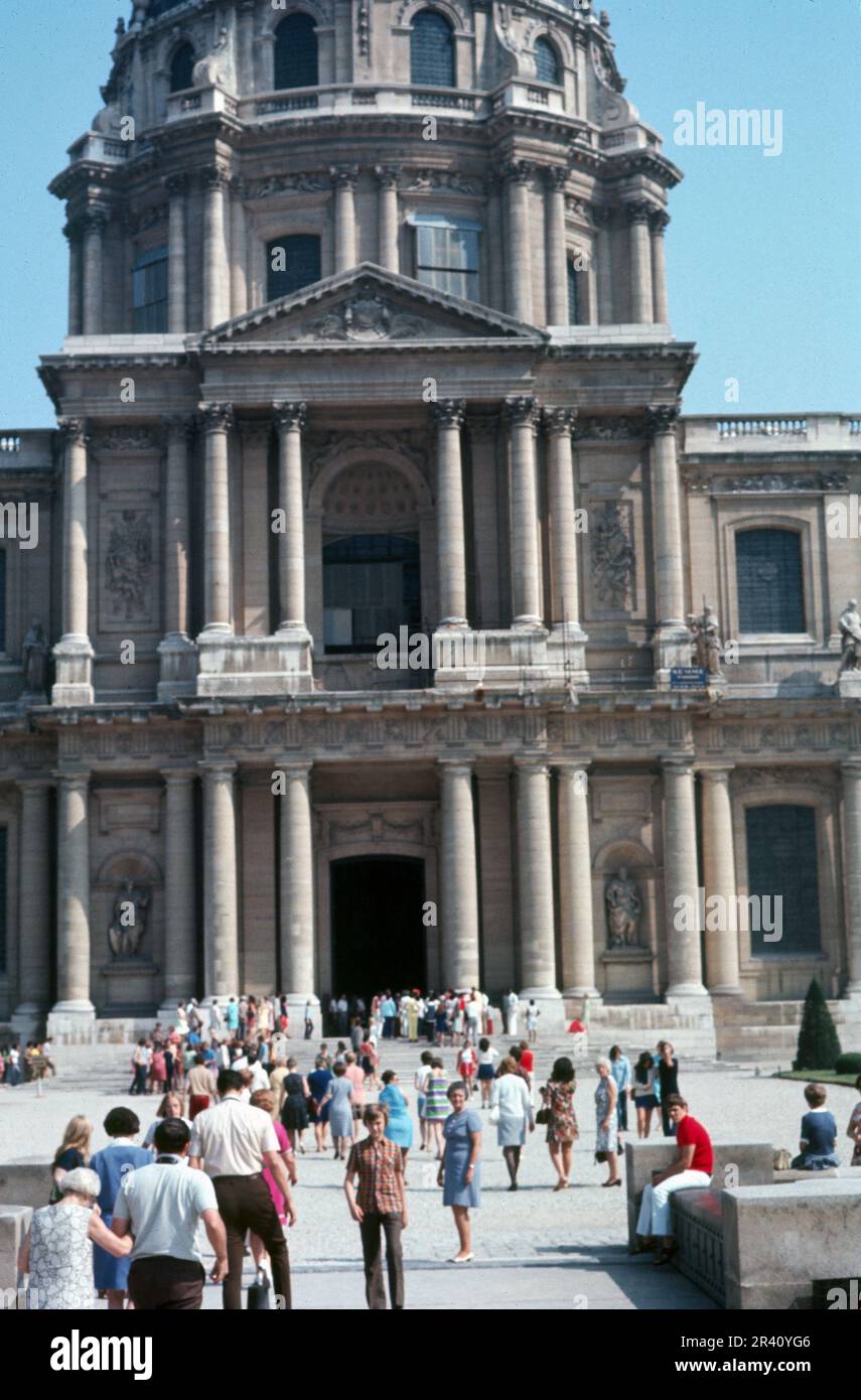 Paris, Frankreich - August 1972: Blick auf die Menschenmenge beim Eintritt in das Museum Les Invalides, alter Diashow-Film Stockfoto Paris, Frankreich - August 1972: Blick auf die Menschenmenge beim Eintritt in das Museum Les Invalides, alter Diashow-Film Stockfoto