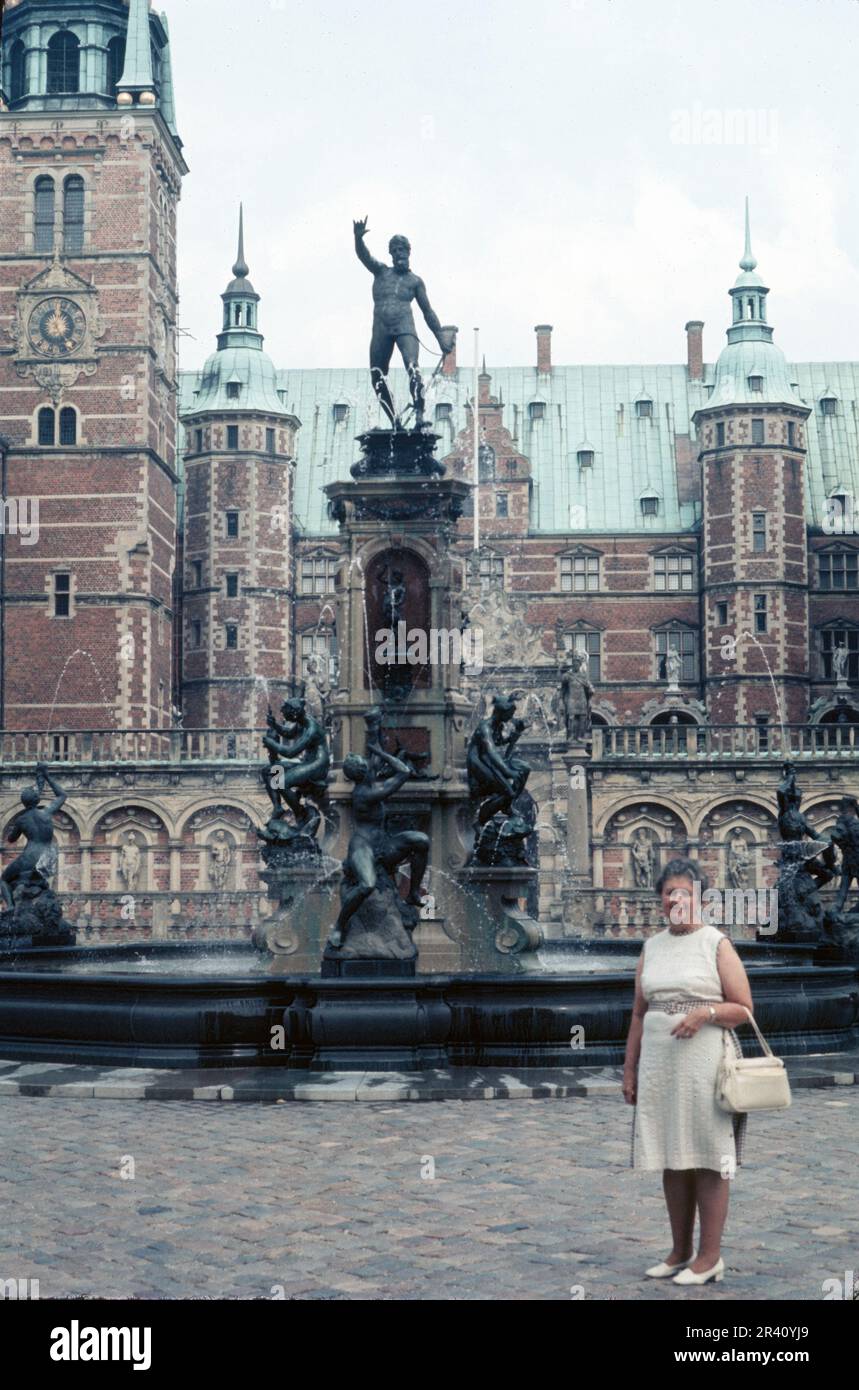 Frederiksborg, Dänemark-September 1972: Blick auf den Neptunbrunnen im Schloss Frederiksborg, 1970er-Touristenfilm, Oldtimer-Dia Stockfoto Frederiksborg, Dänemark-September 1972: Blick auf den Neptunbrunnen im Schloss Frederiksborg, 1970er-Touristenfilm, Oldtimer-Dia Stockfoto