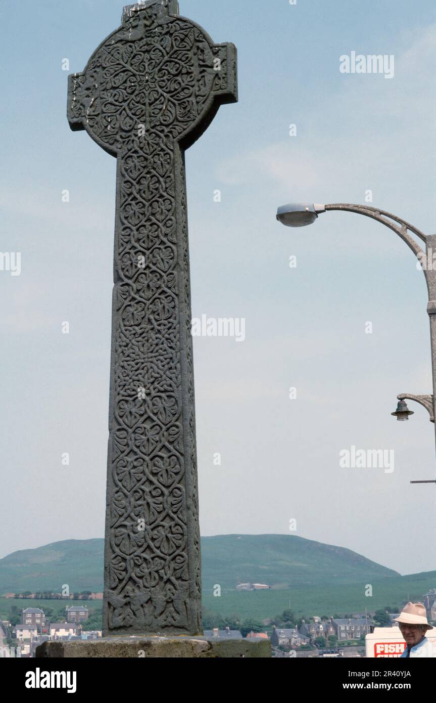 Campeltown, Schottland, Großbritannien - Juli 1983: Blick auf das Campbeltown Cross, mittelalterliches, in Kintyre geschnitztes Kreuz, alter Diafilm. Stockfoto Campeltown, Schottland, Großbritannien - Juli 1983: Blick auf das Campbeltown Cross, mittelalterliches, in Kintyre geschnitztes Kreuz, alter Diafilm. Stockfoto