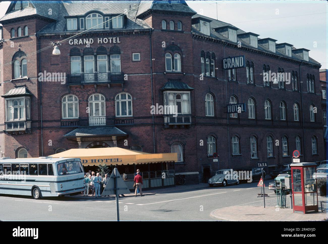 Odense, Dänemark: September 1973: Blick auf das Grand Hotel in Odense, Dänemark, 1970er Touristen und Fahrzeuge, Oldtimer-Film Stockfoto Odense, Dänemark: September 1973: Blick auf das Grand Hotel in Odense, Dänemark, 1970er Touristen und Fahrzeuge, Oldtimer-Film Stockfoto