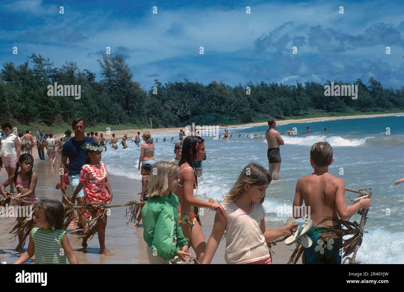 Hawaii, USA - August 1970: Touristen am Hukilau Beach, Angelritual, Vintage-Film Stockfoto Hawaii, USA - August 1970: Touristen am Hukilau Beach, Angelritual, Vintage-Film Stockfoto