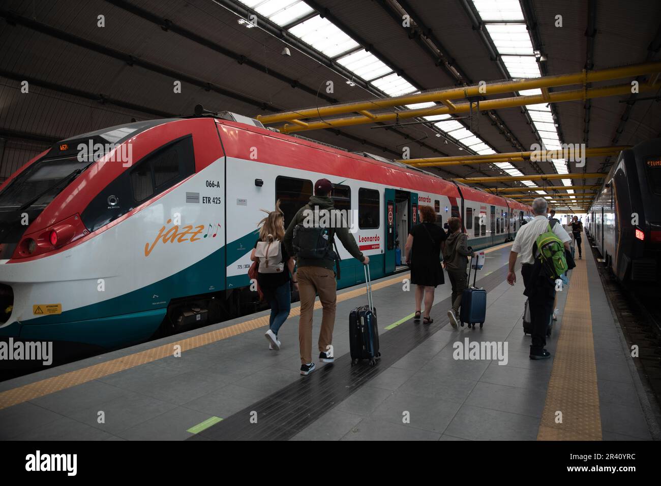 Zug, der Reisende zum Flughafen Fiumicino in Rom, Italien, bringt Stockfoto