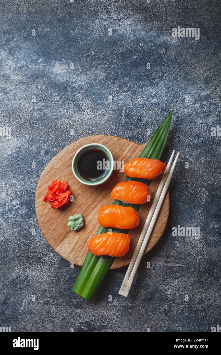 Sashimi Sushi auf Holzbrett. Stein Hintergrund. Ansicht von oben Stockfoto