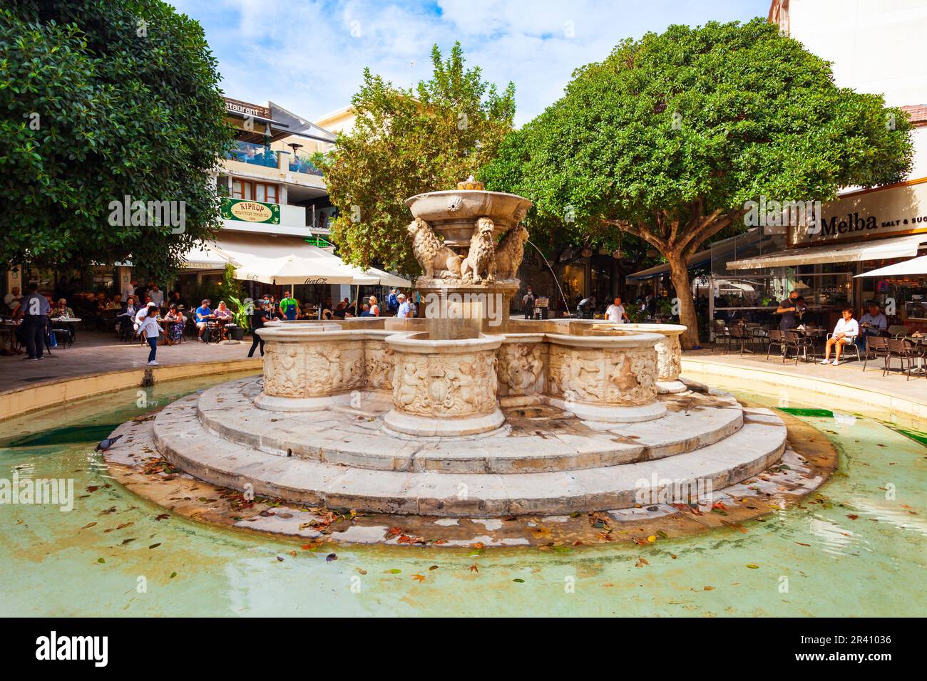 Heraklion, Griechenland - 13. Oktober 2021: Morosini-Brunnen am Löwenplatz im Stadtzentrum von Heraklion auf Kreta in Griechenland Stockfoto