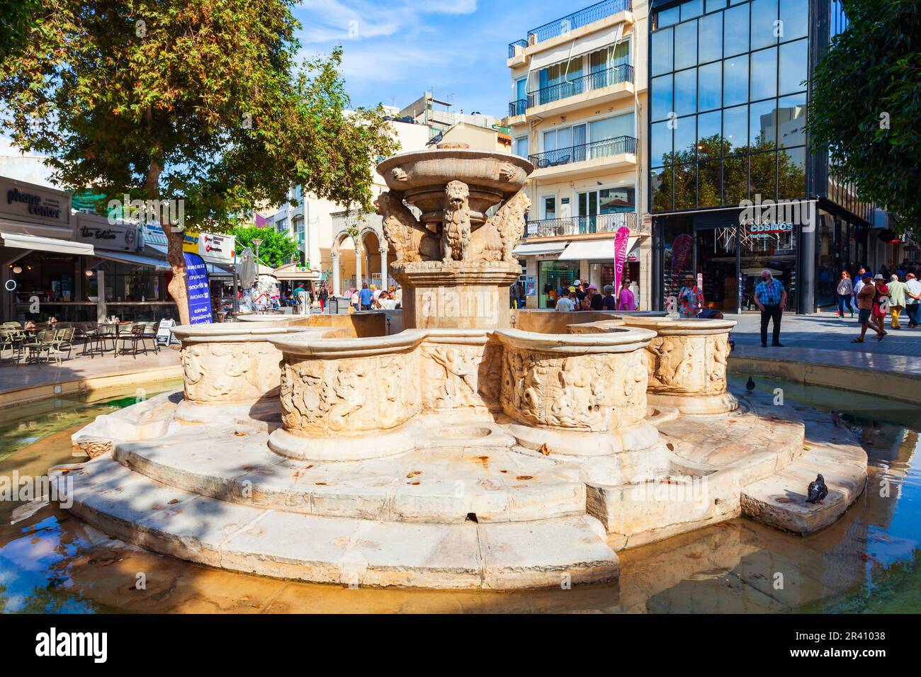 Heraklion, Griechenland - 13. Oktober 2021: Morosini-Brunnen am Löwenplatz im Stadtzentrum von Heraklion auf Kreta in Griechenland Stockfoto