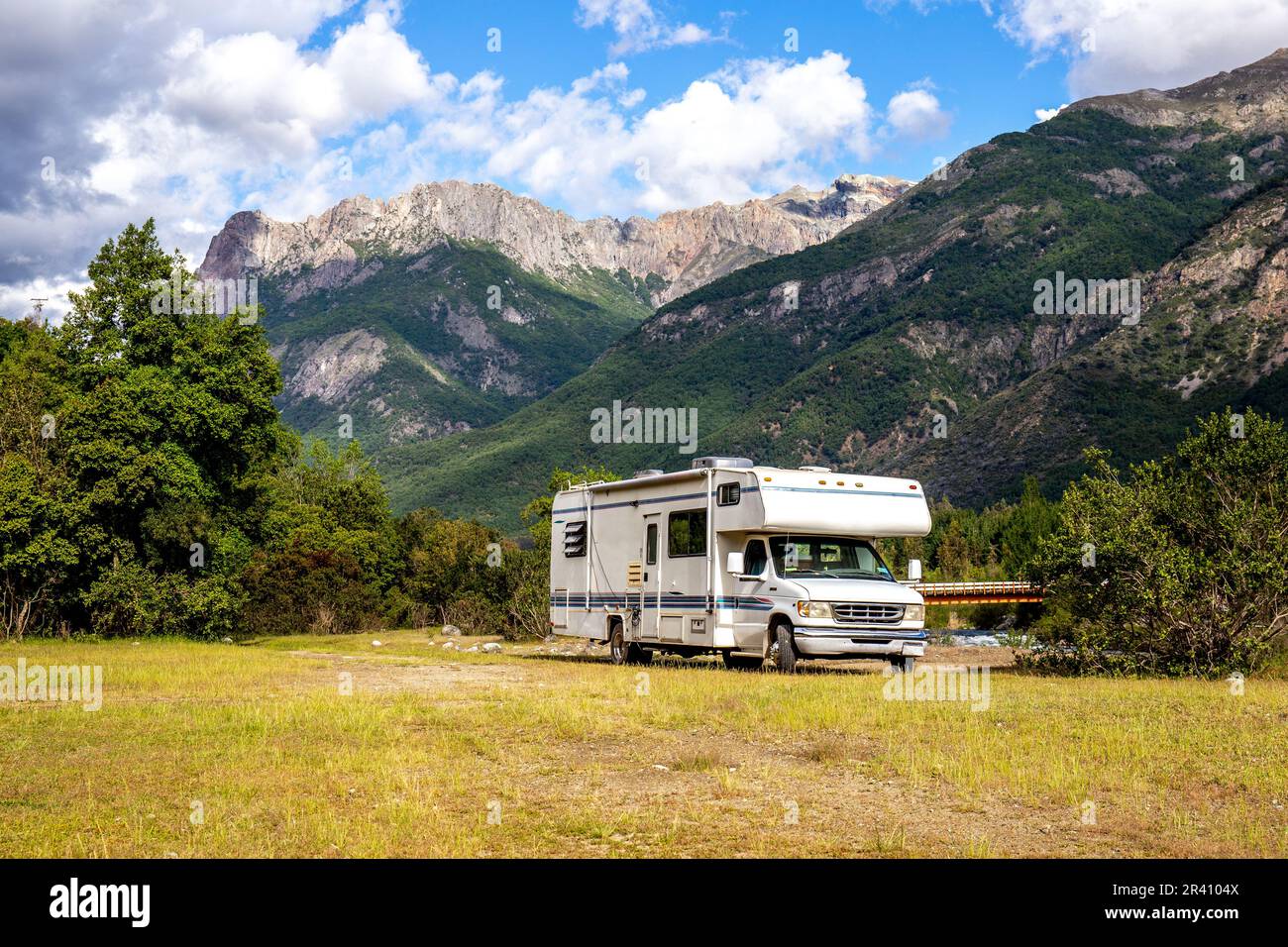 Reisemobil in der chilenischen Anden argentinische Berg. Familie Reise Reise Urlaub auf Camping RV in den Anden. Stockfoto