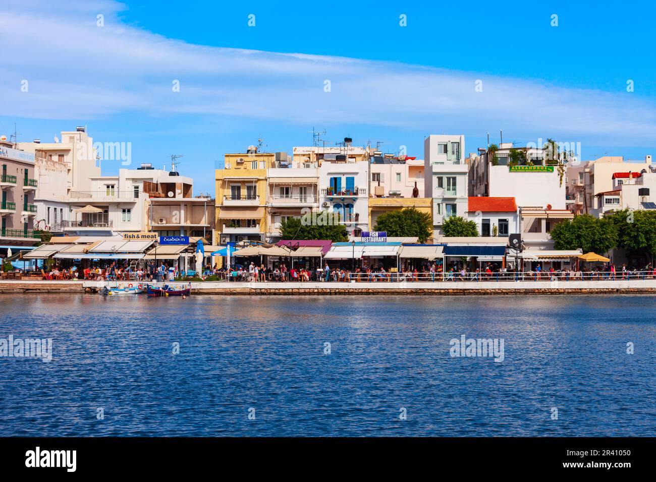 Agios Nikolaos, Griechenland - 25. Oktober 2021: Panoramablick auf den Hafen von Agios Nikolaos. Agios, Hagios oder Aghios Nikolas ist eine Küstenstadt auf der Insel Kreta Stockfoto