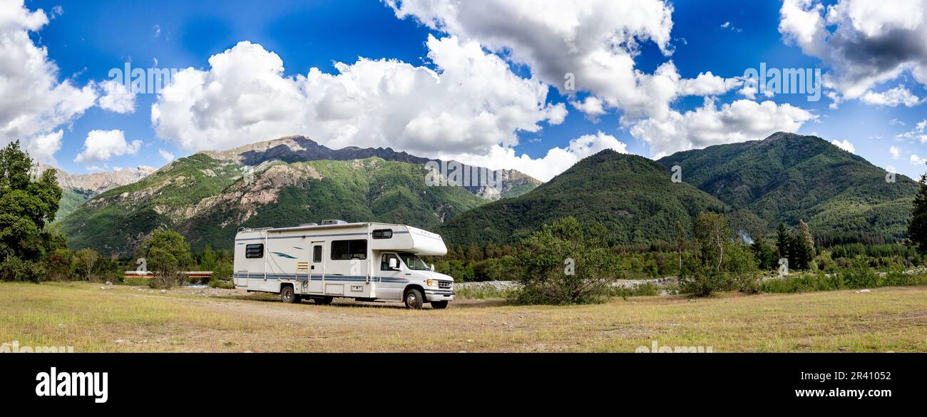 Reisemobil in der chilenischen Anden argentinische Berg. Familie Reise Reise Urlaub auf Camping RV in den Anden. Stockfoto
