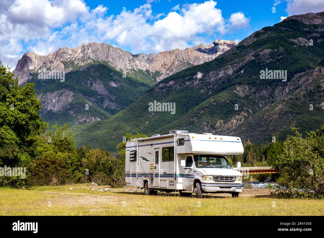 Reisemobil in der chilenischen Anden argentinische Berg. Familie Reise Reise Urlaub auf Camping RV in den Anden. Stockfoto