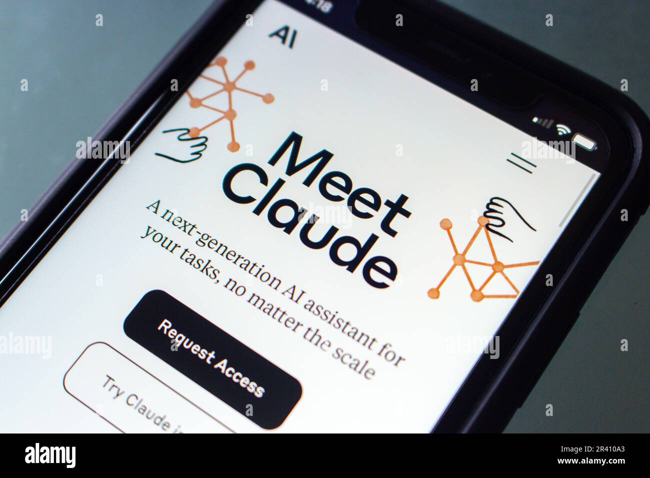 Website von Claude auf einem iPhone-Bildschirm. Claude AI ist ein ChatGPT-ähnlicher KI-Chatbot-Assistent der nächsten Generation, der vom KI-gesteuerten Startup Anthropic produziert wird. Stockfoto