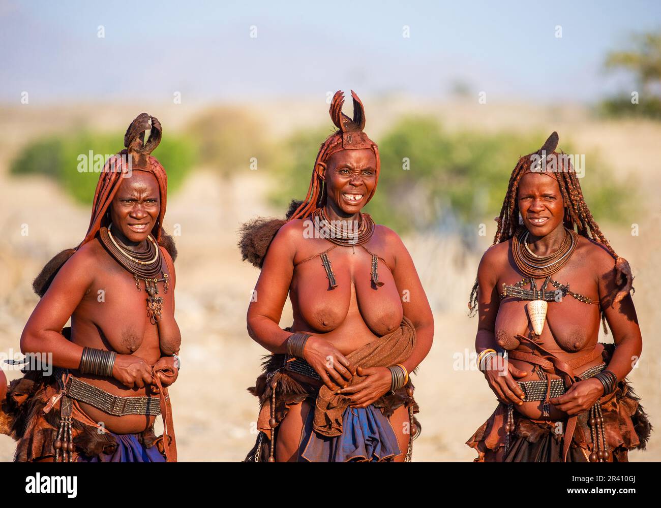 Eine Gruppe von Himba-Frauen singt und tanzt Stockfoto