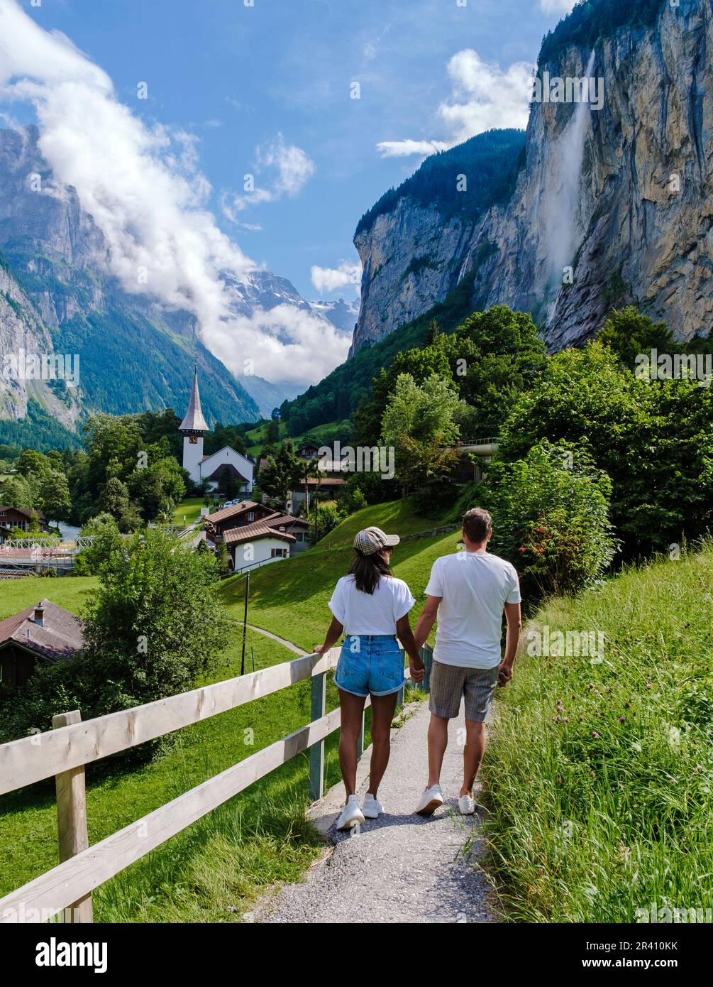 Paare besuchen das Lauterbrunnen-Tal mit Wasserfall und Schweizer Alpen im Hintergrund Schweiz Stockfoto