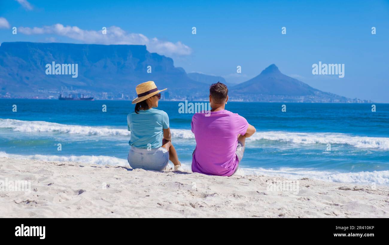 Bloubergstrand Kapstadt Südafrika an einem hellen Sommertag, Blouberg Strand, mit Sand und blauem Ozean Stockfoto