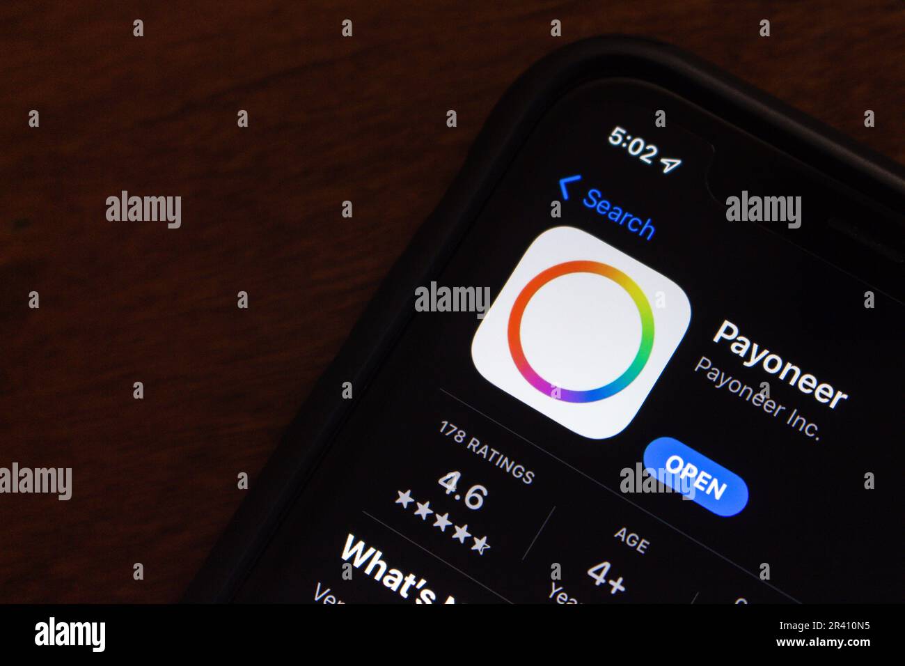 Symbol der Payoneer App wird in einem App Store auf einem iPhone-Bildschirm angezeigt. Payoneer ist eine Plattform für Geldtransfers und Zahlungen, die sich über die ganze Welt erstreckt Stockfoto