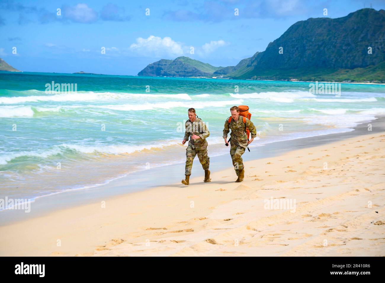 9. Mai 2023 - Waimanalo, Hawaii, USA - Staff Sgt. Nathan Woods (rechts), ein Versorgungsspezialist der Armee bei der 144. Area Support Medical Company, Und SPC. Wesley Young, Spezialist für Erdölversorgung bei der 19. Special Forces Group (Airborne), Utah National Guard, ist ein Team für die Strandparty-Veranstaltung während der Region VII Best Warrior Competition auf der hawaiianischen Insel Oahu vom 7. Bis 11. Mai 2023. Der Wettbewerb „Bester Krieger“ ist eine jährliche, von der Armee gesponserte Veranstaltung, bei der die körperliche Fitness, die geistige Schärfe und die Fähigkeiten der Soldaten in kriegerischen Aufgaben und Kampfübungen gemessen werden. Der Soldat an Stockfoto