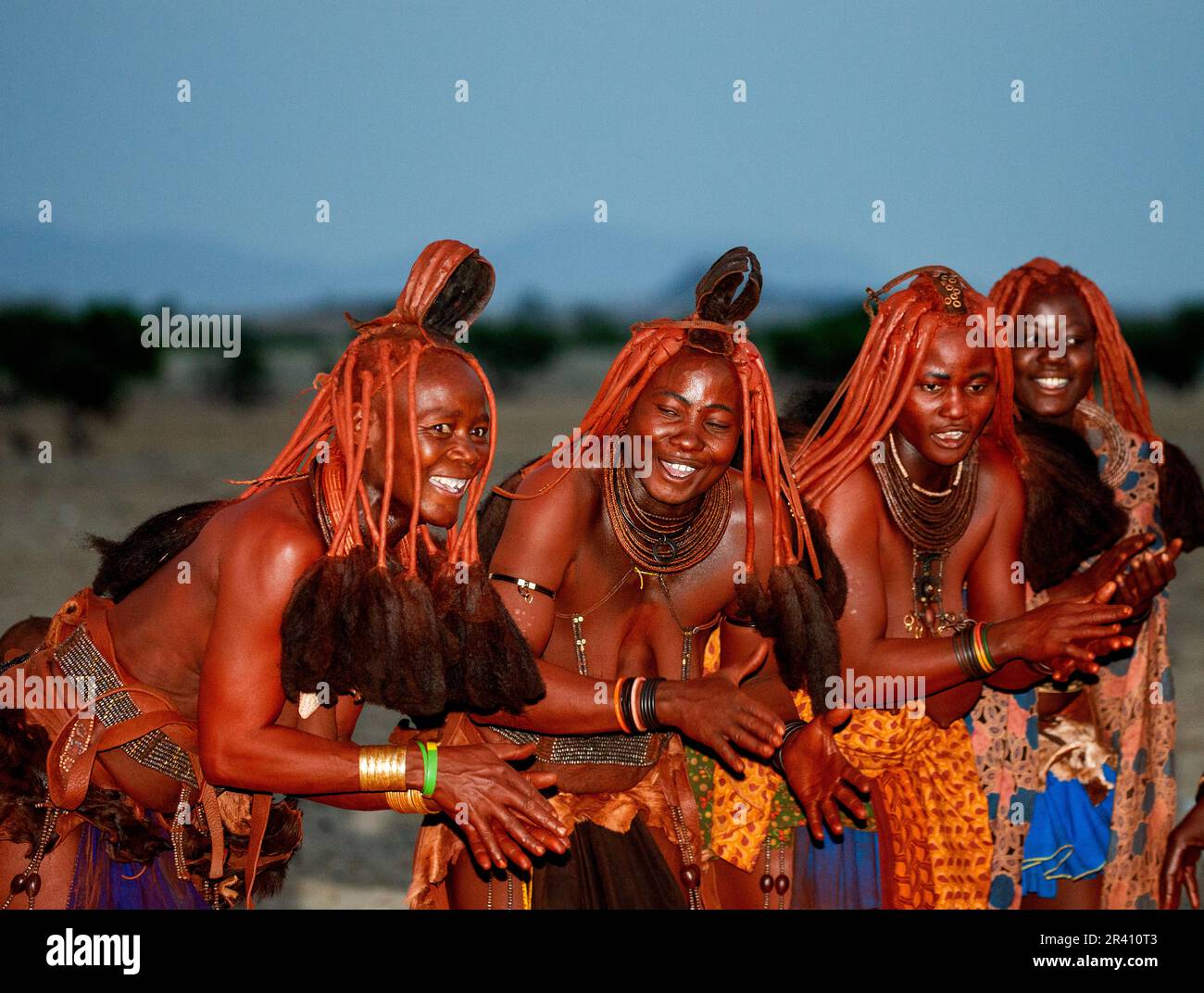 Eine Gruppe von Himba-Frauen singt und tanzt Stockfoto