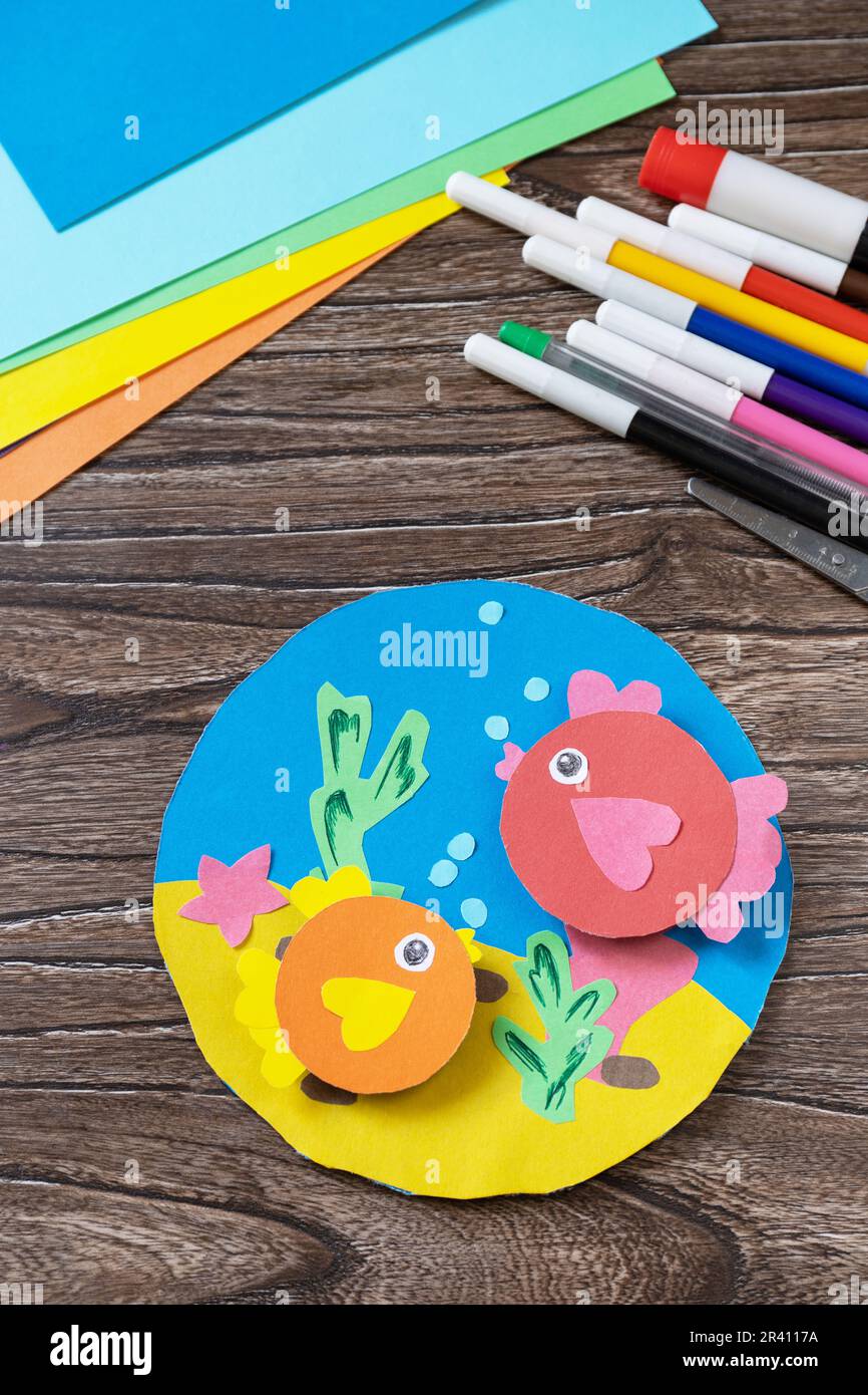 Sommer Karte Meer mit Volumen Fische. Handgefertigt. Kinderkreativitätsprojekt, Basteln für Kinder. Stockfoto