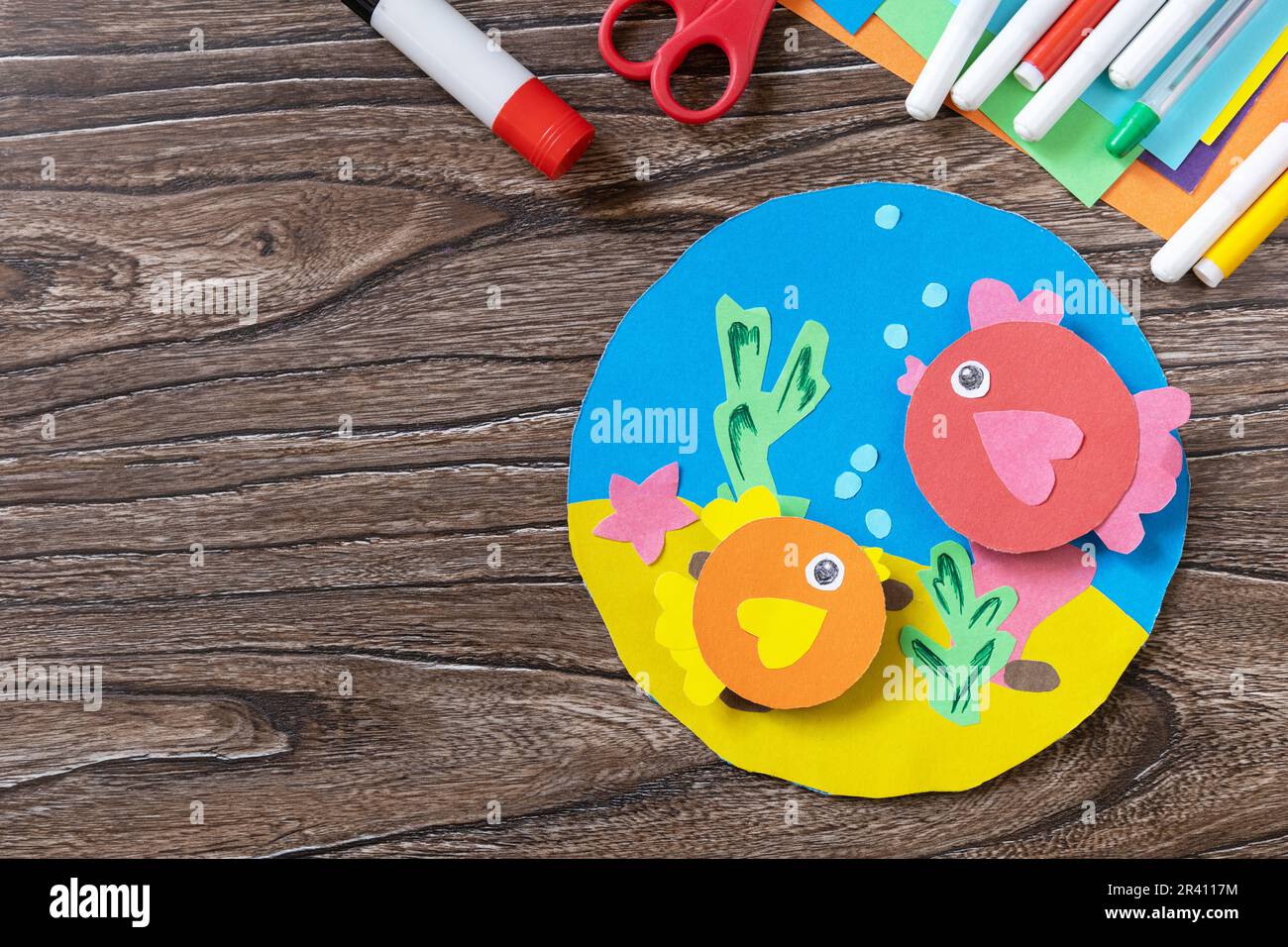 Sommer Karte Meer mit Volumen Fische. Handgefertigt. Kinderkreativitätsprojekt, Basteln für Kinder. Stockfoto