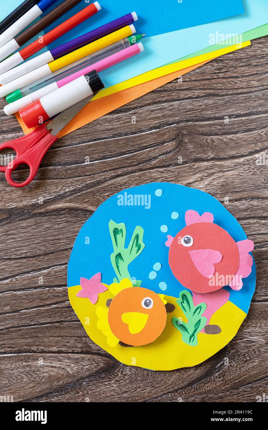 Sommer Karte Meer mit Volumen Fische. Handgefertigt. Kinderkreativitätsprojekt, Basteln für Kinder. Stockfoto