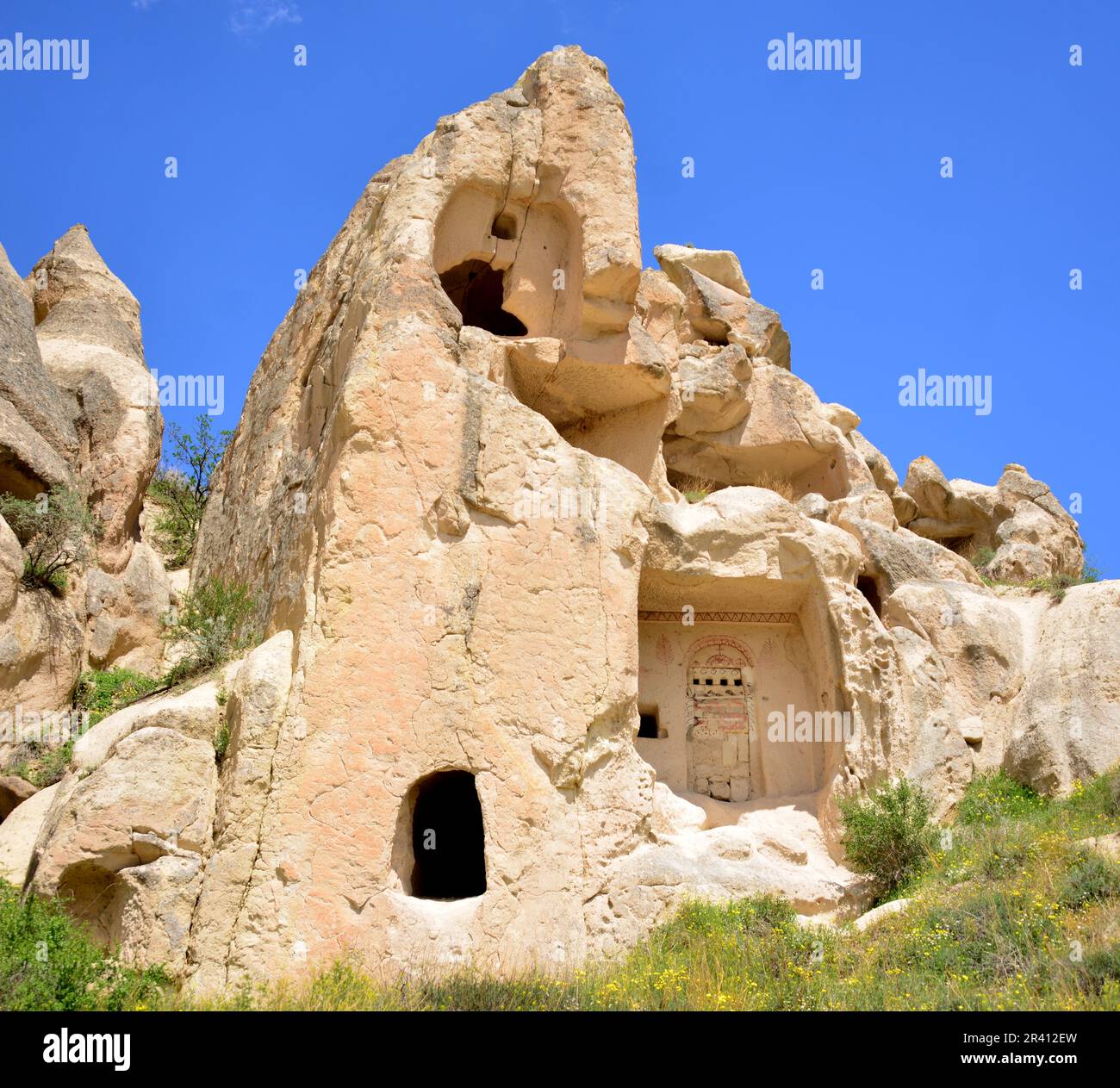 Goreme, zwischen den Felsformationen, den sogenannten Feenkamine, zwischen Tälern und Felskirchen gelegen. Zum UNESCO-Weltkulturerbe erklärt Stockfoto