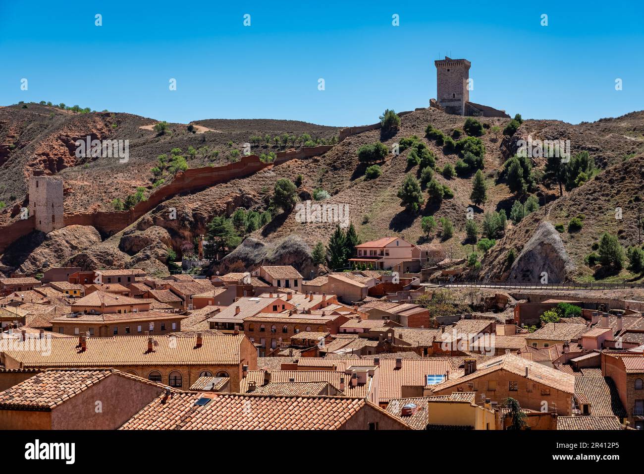 Panoramablick auf die Stadt Daroca mit ihren Häusern und ihrer alten Mauer rund um die Stadt, Saragossa. Stockfoto