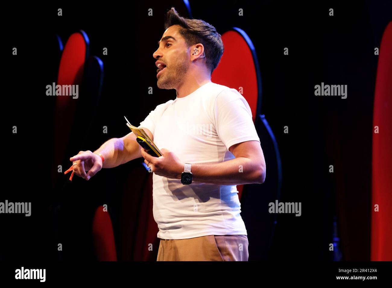 Hay Festival, Hay on Wye, Wales, Großbritannien – Donnerstag, 25. Mai 2023 – Dr. Ranj ( Ranjit Singh ) auf der Bühne während des Eröffnungstags des Hay Festivals, der aus seinem Buch Brain Power liest. Foto Steven May/Alamy Live News Stockfoto