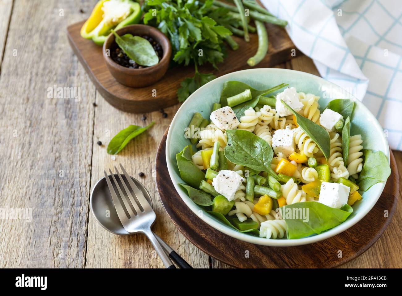 Kalter, köstlicher Nudelsalat, italienische Küche. Vollkornfusilli mit ...