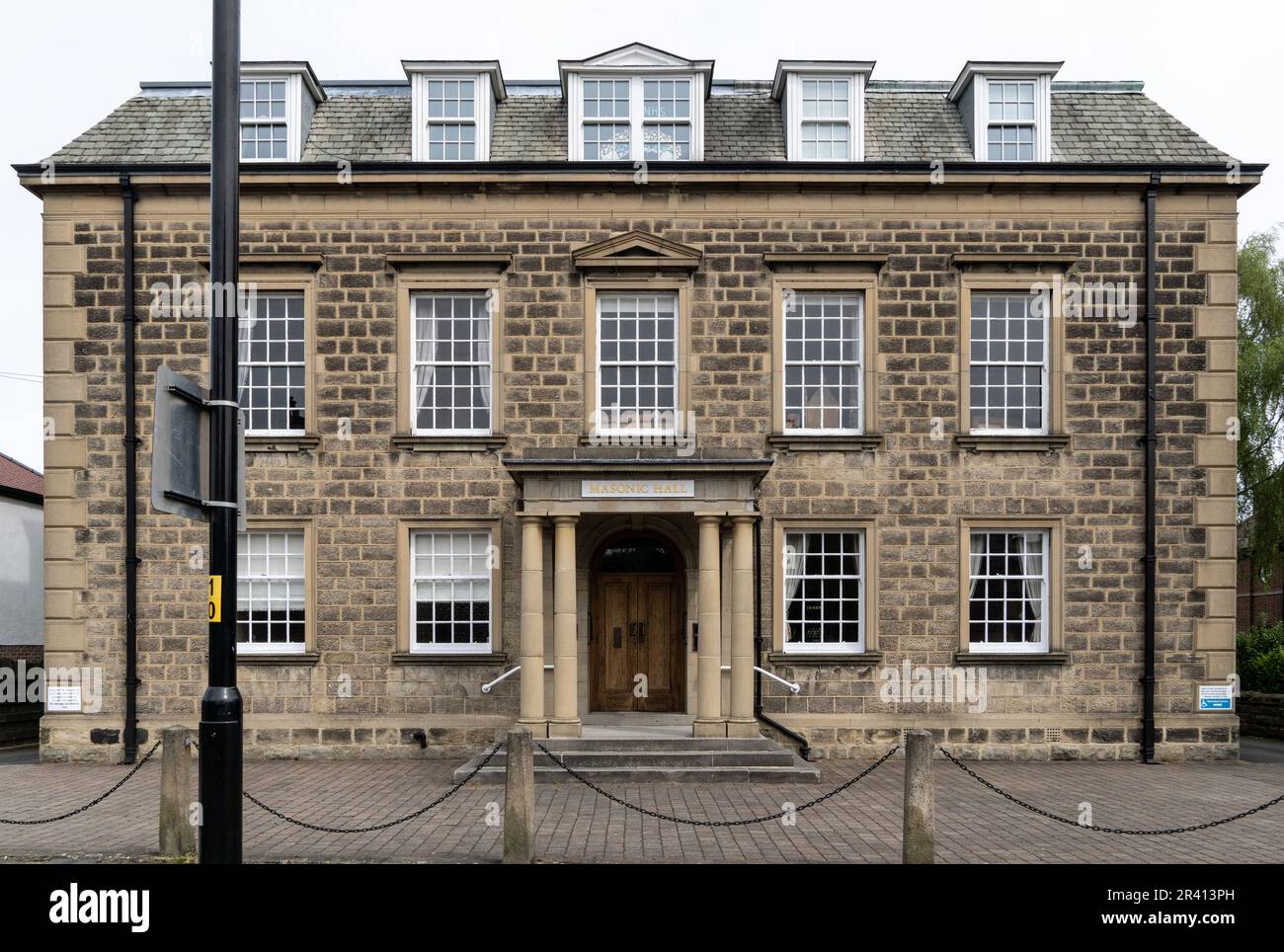 HARROGATE, GROSSBRITANNIEN - 14. MAI 2023. Eingang und Eingang der Freimaurerhalle in Harrogate, die der Freimaurergesellschaft gehört Stockfoto