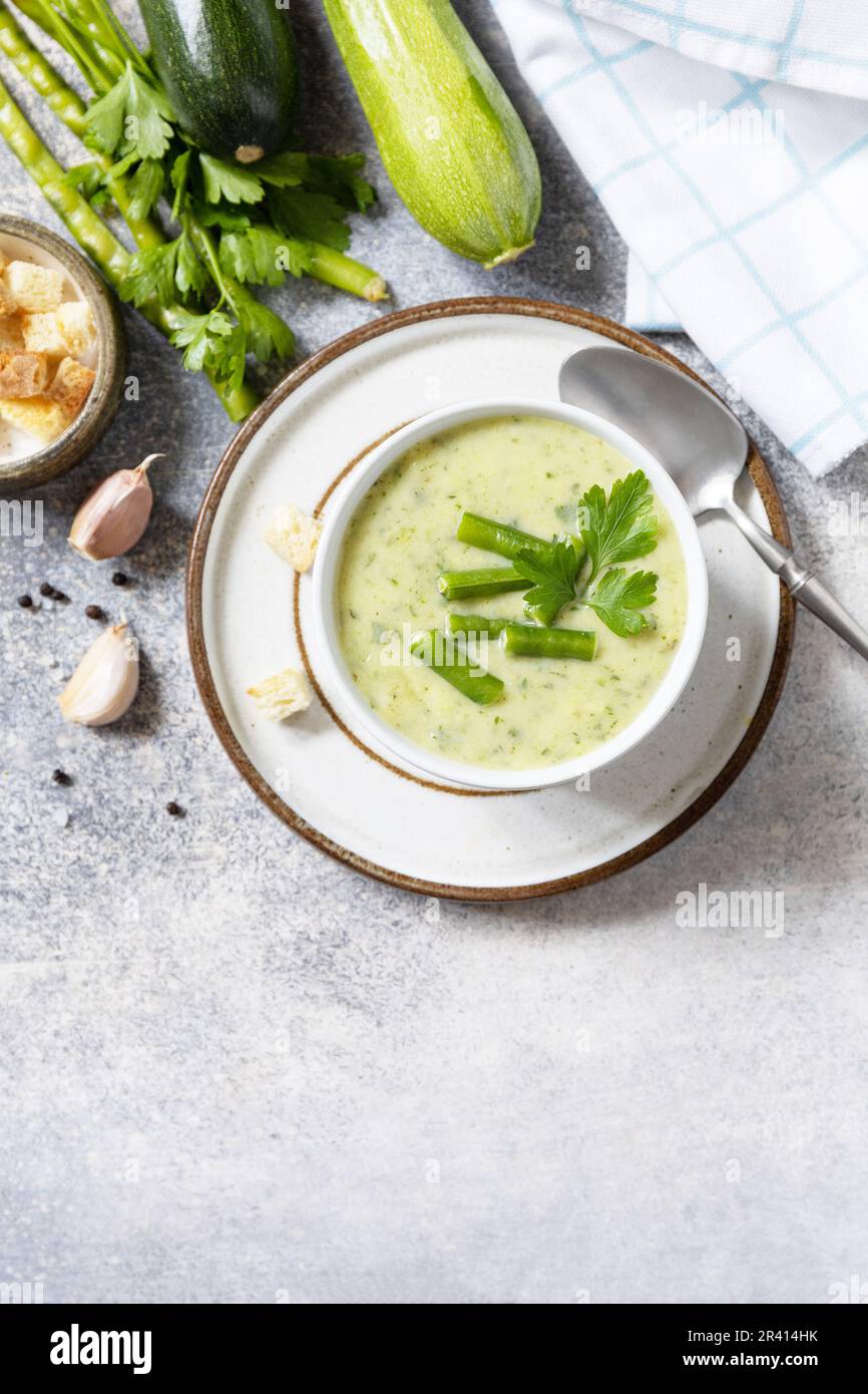 Veganes Suppenpüree aus grünem Gemüse. Gesunde Ernährung. Schüssel mit ...