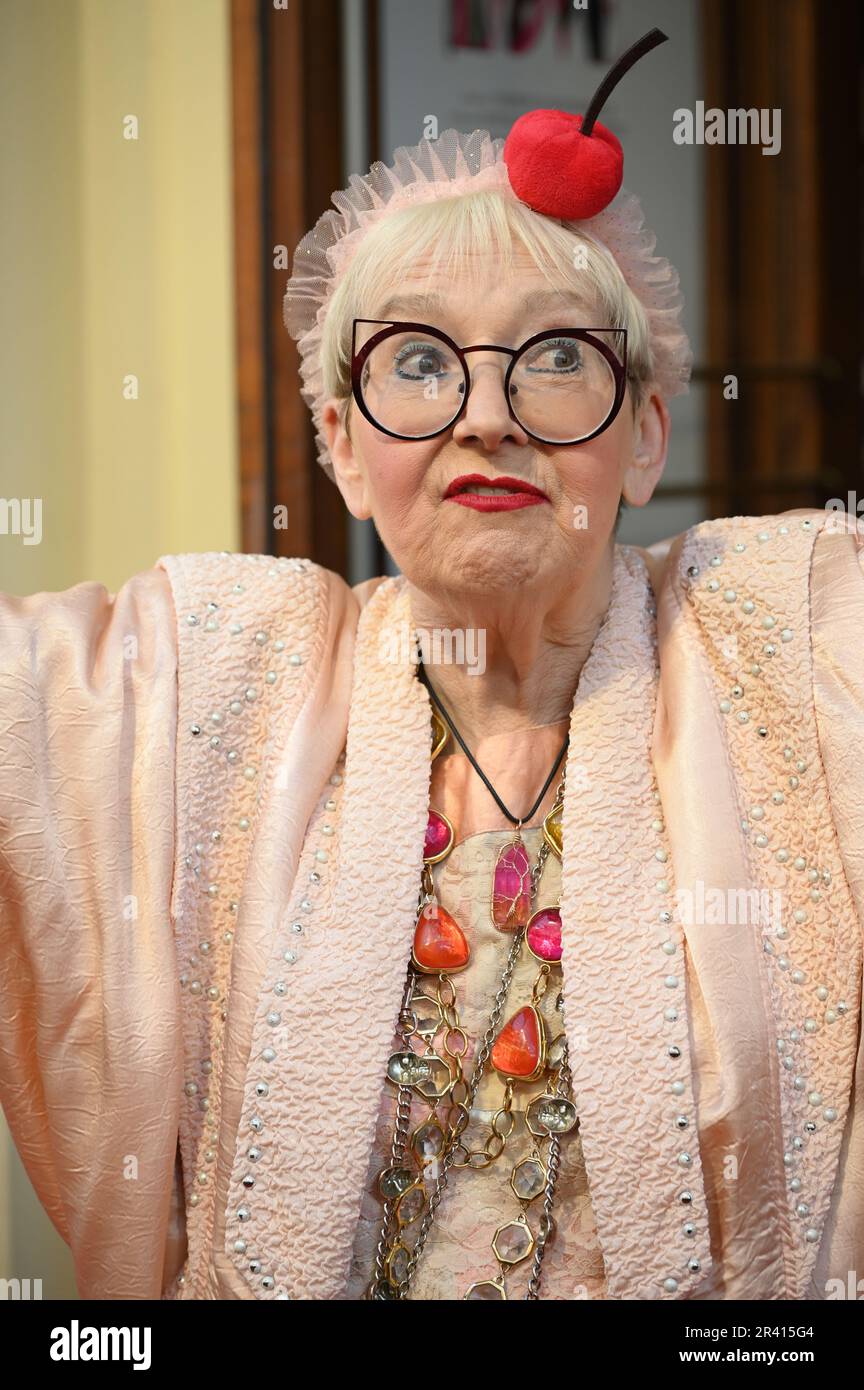 London, England, Großbritannien. 25. Mai 2023. Su Pollard besucht The Opening Night Aspects of Love, Lyric Theatre, London, Großbritannien. Kredit: Siehe Li/Picture Capital/Alamy Live News Stockfoto