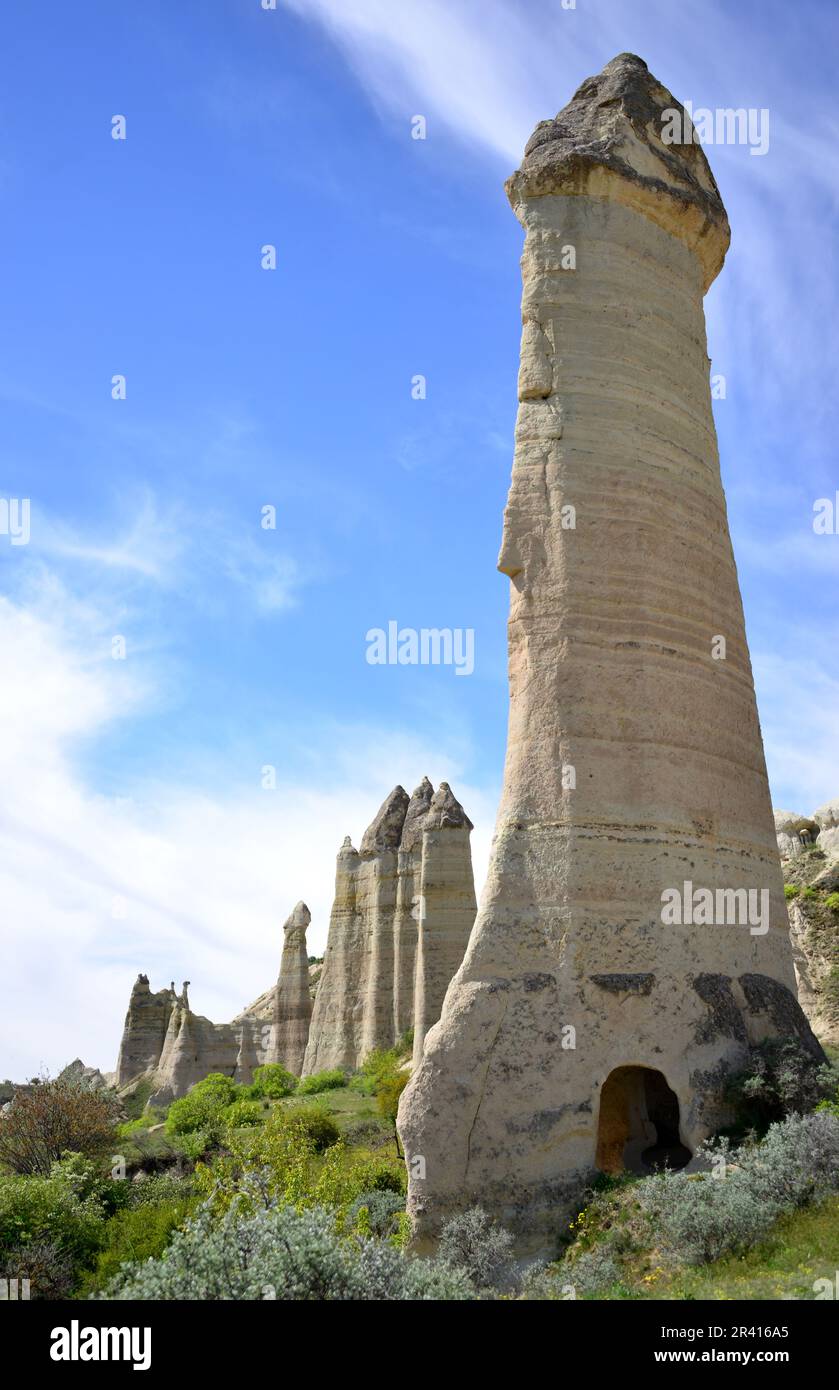 Goreme, zwischen den Felsformationen, den sogenannten Feenkamine, zwischen Tälern und Felskirchen gelegen. Zum UNESCO-Weltkulturerbe erklärt Stockfoto