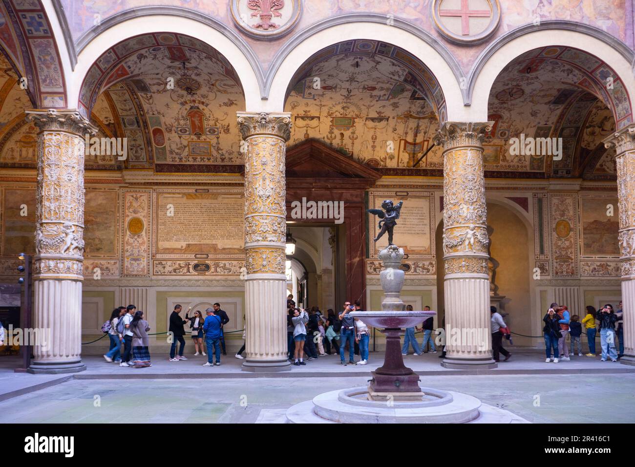 Putto mit Delfin von Verrocchio im Innenhof des Palazzo Vecchio, Florenz. Stockfoto
