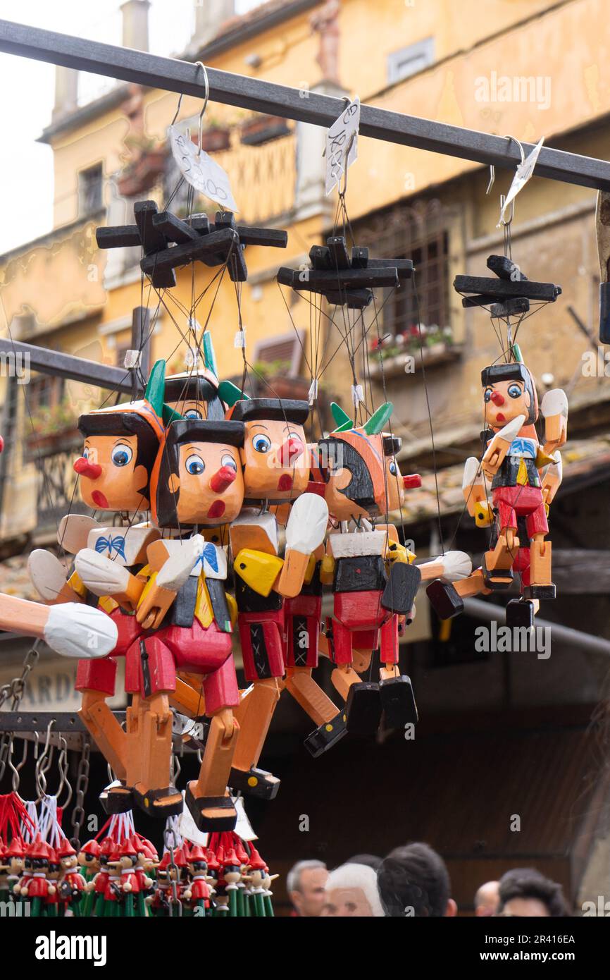 Pinocchio-Puppen zum Verkauf auf der Ponte Vecchio, Florenz, Italien. Stockfoto
