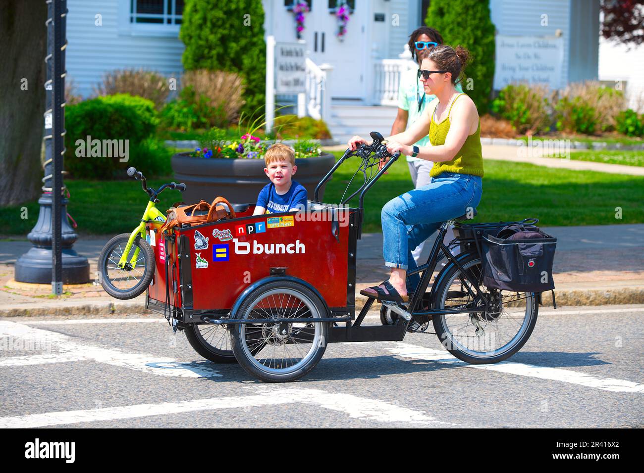 Offene Straßen – Hyannis, Massachusetts, USA. Eine Mutter und ein Sohn auf einem selbstgemachten Transportmittel Stockfoto