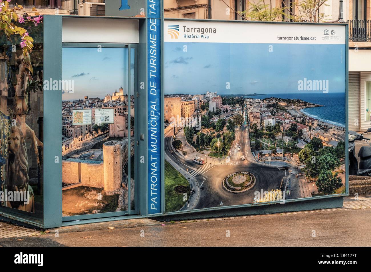 Stand mit Fotos des städtischen Tourismusbüros von Tarragona, Provinz der Generalitat de Catalunya, autonome Gemeinschaft Spaniens, Europa. Stockfoto