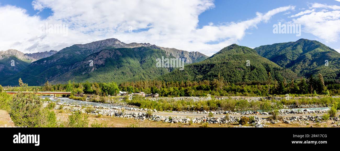 Reisemobil in der chilenischen Anden argentinische Berg. Familie Reise Reise Urlaub auf Camping RV in den Anden. Stockfoto