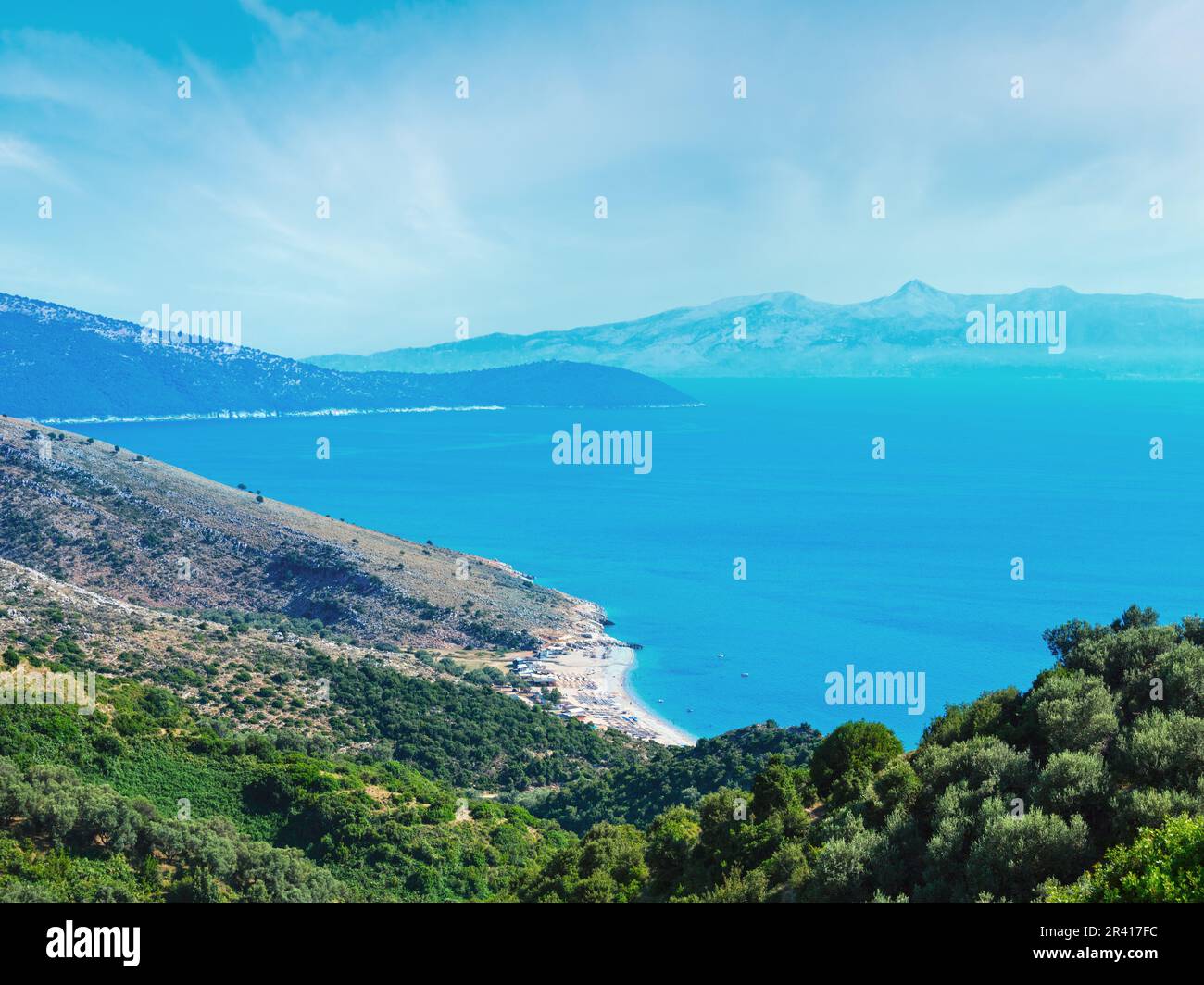 Adria-Sommerküste mit Strand und Insel Korfu im Nebel, Lukove komuna, Albanien. Blick vom Bergpass. Stockfoto