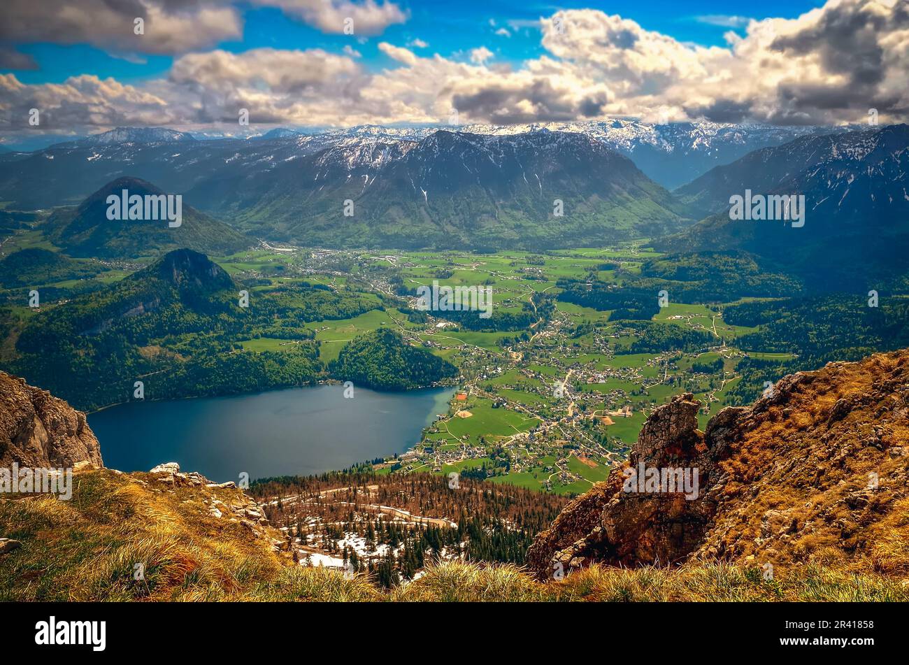 Berglandschaft in den österreichischen Alpen. Blick vom Loser Gipfel über den Altausseer See und das Dorf Altausse im Toten Gebirge in Österreich. Stockfoto