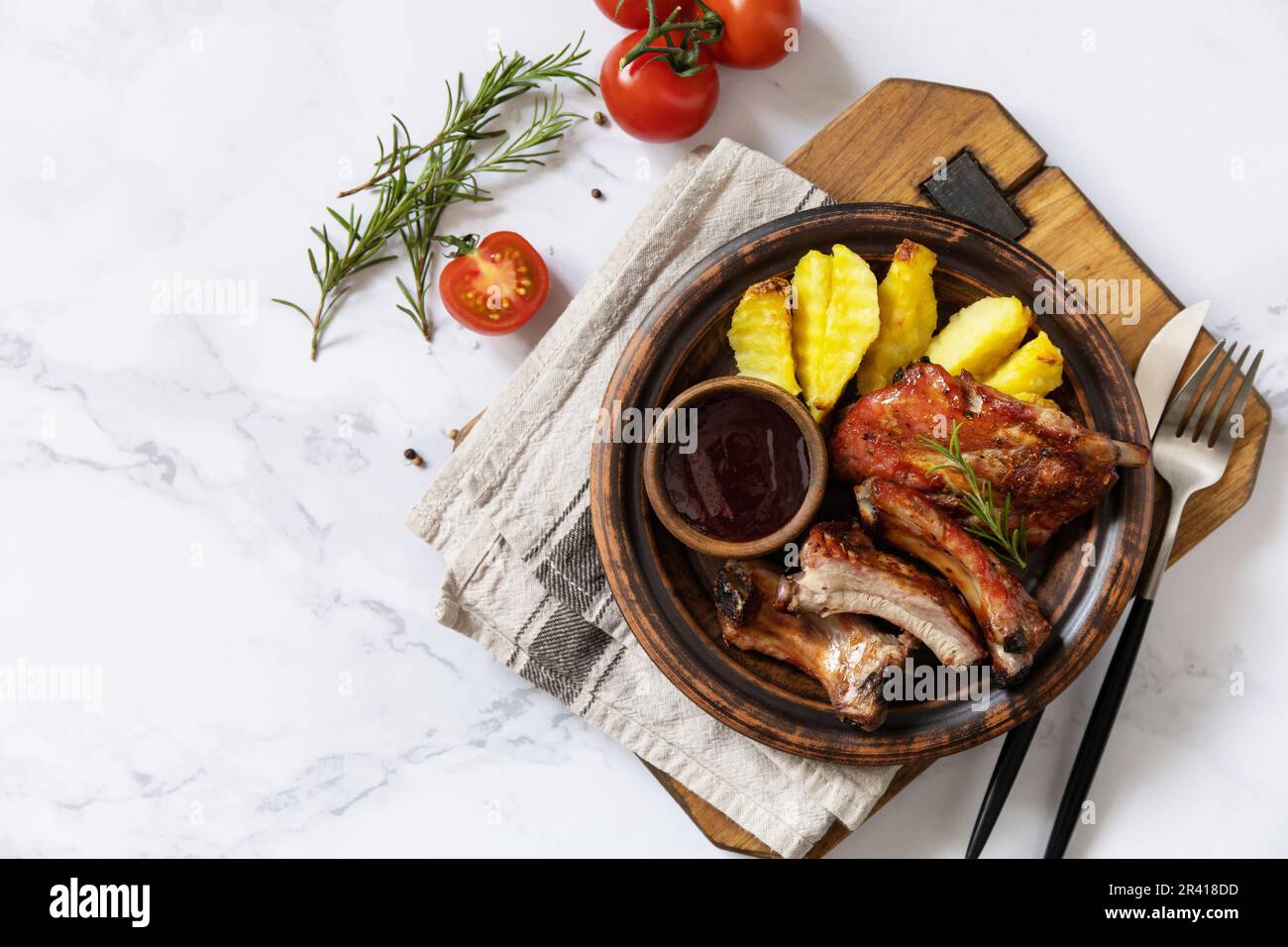 Gegrilltes Kalbsbrust-Fleisch vom Grill und Pommes Frites-Kartoffeln mit Sauce auf einer Marmorplatte. Draufsicht, flach liegend. Speicherplatz kopieren. Stockfoto