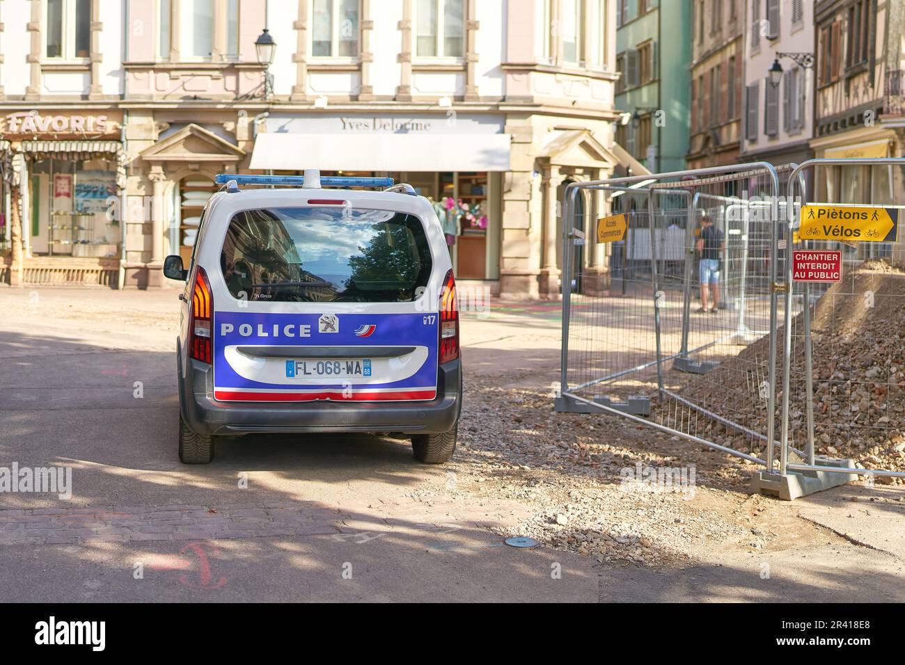 Polizeiauto während einer Kontrollfahrt auf einer Baustelle in der französischen Altstadt von Colmar Stockfoto
