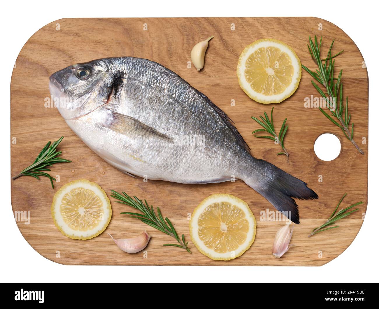 Roher dorado-Fisch auf hölzernem Küchenbrett und Gewürze zum Kochen, Draufsicht Stockfoto