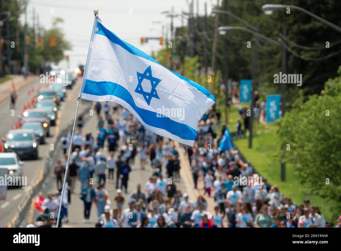 Eine israelische Flagge weht stolz auf dem 2023 Walk with Israel in Toronto, Ontario. Stockfoto